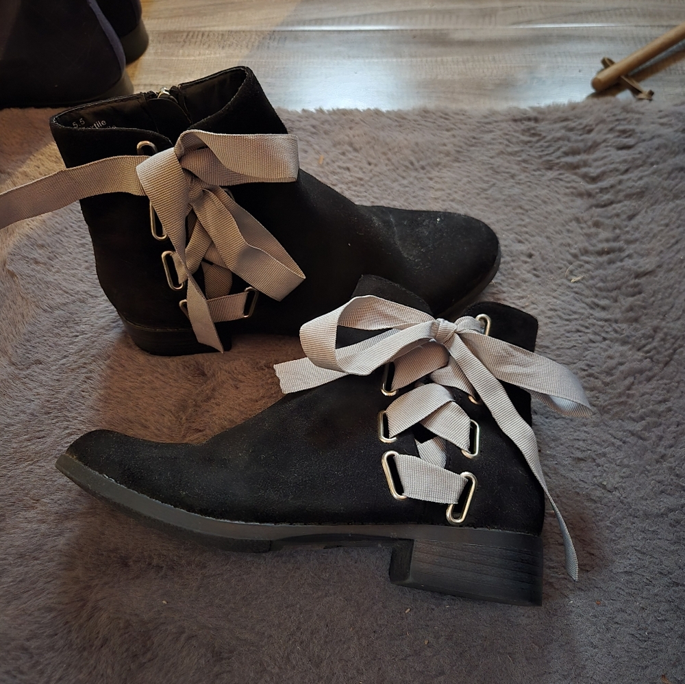 Stylish Black Ankle Boots with Gray Laces